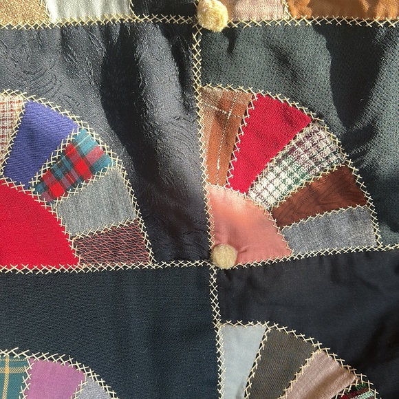 Beautiful hand sewn quilt. Every part is hand sewn including the binding. - Picture 5 of 14